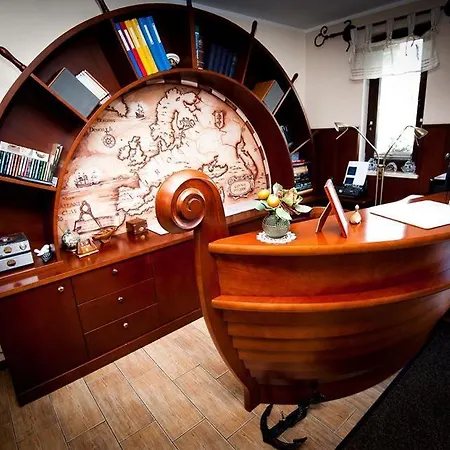 לינה וארוחת בוקר Anna 4*